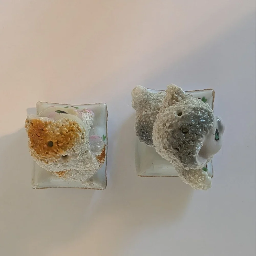 Vintage Victoria Ceramic Sugar Textured Cats On‎ Pillows Salt & Pepper Japan MCM